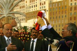epa03124466 Newly elected Yemeni President Abdo Rabbo Mansour Hadi (L) receives the country's national flag from former president Ali Abdullah Saleh (R) during a ceremony at the presidential palace in Sana'a, Yemen, 27 February 2012. According to media reports, Yemen's newly-elected president Abdo Rabbo Mansour Hadi was officially inaugurated on 27 February, putting an end to the 33-year rule of former president Ali Abdullah Saleh. EPA/YAHYA ARHAB
