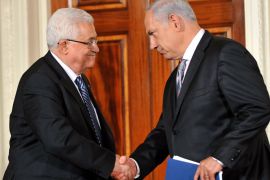 Prime Minister Benjamin Netanyahu of Israel (R) shakes hands with President Mahmoud Abbas of the Palestinian Authority (L) during an event in the East Room to make statements on the peace process on September 1, 2010 at the White House in Washington, DC.