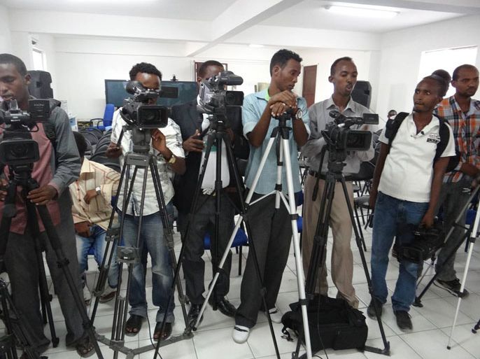 صحفيون صوماليون يغطون لأحد المؤتمرات الصحفية لقوات الاتحاد الإفريقي في الرابع من الشهر الجاري.