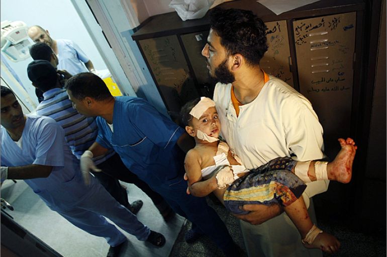 A man carries a wounded Palestinian boy into a hospital following an Israeli air strike in Rafah camp in the southern Gaza Strip October 7, 2012. A missile fired by an Israeli aircraft hit and wounded two Palestinian militants and eight bystanders in the southern Gaza Strip on Sunday, Palestinian hospital officials said. REUTERS/Ahmed Zakot (GAZA - Tags: POLITICS CIVIL UNREST)