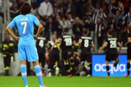 Napoli's Uruguayan forward Edinson Roberto Cavani looks dejected as Juventus players celebrate on October 20, 2012 during a serie A match against Juventus at the Alps stadium in Turin. AFP PHOTO / OLIVIER MORIN