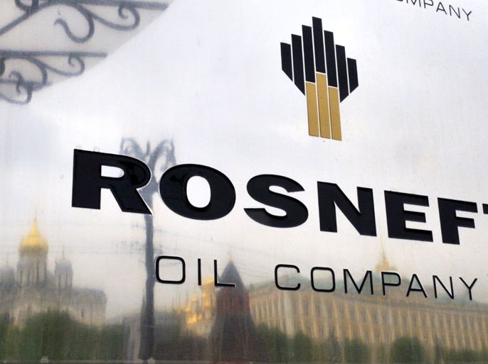 A file picture taken on May 17, 2011, shows the Kremlin, which is reflected in the polished company plate of the state-controlled Russian oil giant Rosneft at the entrance of the headquarters in Moscow. Russian President Vladimir Putin hailed today state oil company Rosneft's new tie-up with Britain's energy group BP as beneficial for the economy and a "very good" signal to the markets. AFP PHOTO / DMITRY KOSTYUKOV