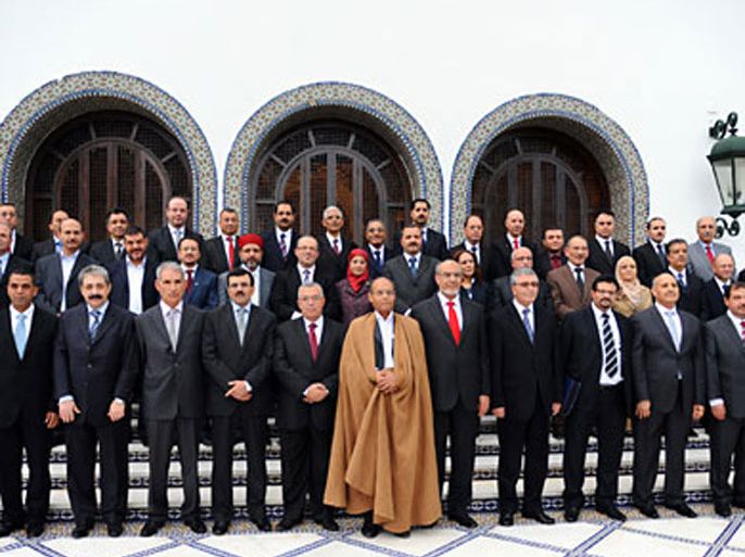 tunisian president moncef marzouki(c) poses with his government after taking the oath of office during the swearing-in of the national unity government on december 24, 2011in carthage palace intunis. this is the first democratically elected government after the fall of former president ben ali on january 14. afp photo / fethi belaid (الفرنسية)