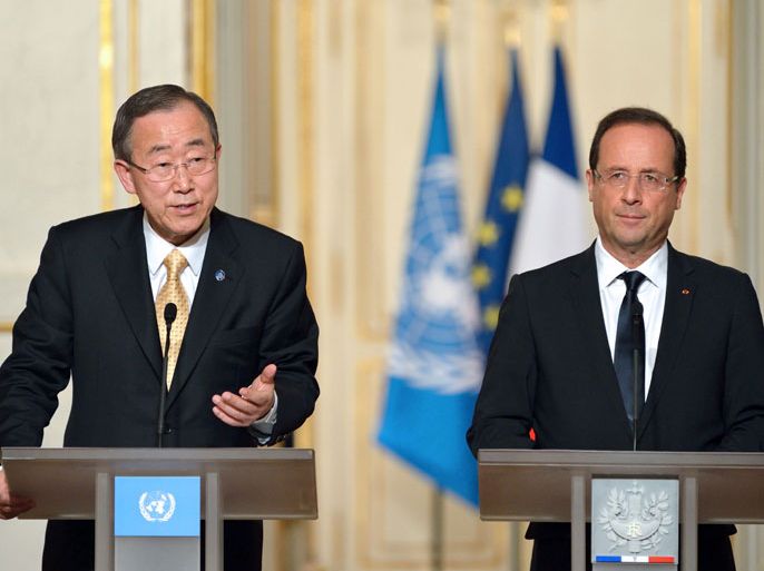 French President Francois Hollande (R) and UN General Secretary Ban Ki-Moon give a press conference after their working meeting on October 9, 2012 at the Elysee Palace in Paris