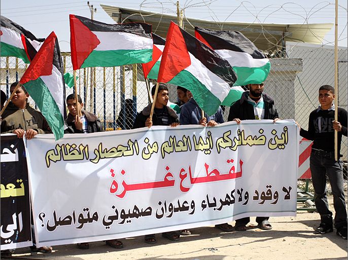 مجموع من الفلسطينيين يحتجون في وقت سابق- في مارس- بالقرب من معبر رفح للمطالبة بدخول الوقود لغزة عبر الأنفاق.