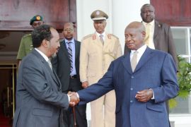 الرئيس الصومالي حسن الشيخ محمود في لقائه مع الرئيس الأوغندي يويري موسافيني اليوم الأربعاء في أوغندا.