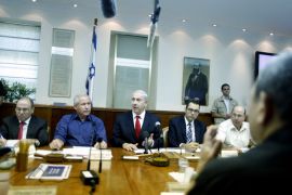 Israeli Prime Minister Benjamin Netanyahu (C) attends the weekly cabinet meeting in Jerusalem, on October 21, 2012. AFP PHOTO/POOL/LIOR MIZRAHI