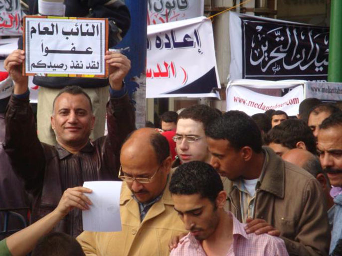 الثوار طالبوا مبكرا بعزل النائب العام بوصفه واحدا من رموز نظام مبارك (الجزيرة نت)