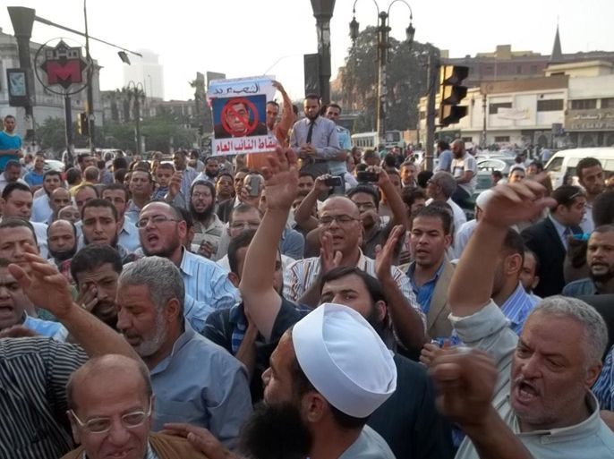 وقفة احتجاجية أمام دار القضاء العالي للمطالبة باستقالة النائب العام المصري عبد المجيد محمود
