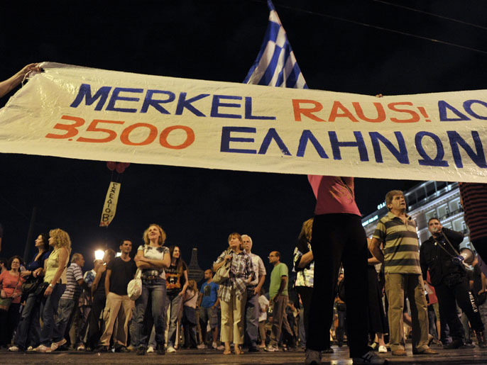 ‪‬ المتظاهرون اليونانيون رفعوا لافتة مناوئة لميركل(الفرنسية)