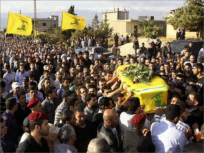 ‪جنازة أحد عناصر حزب الله الذين تقول المعارضة السورية إنهم قتلوا في سوريا‬ (رويترز)