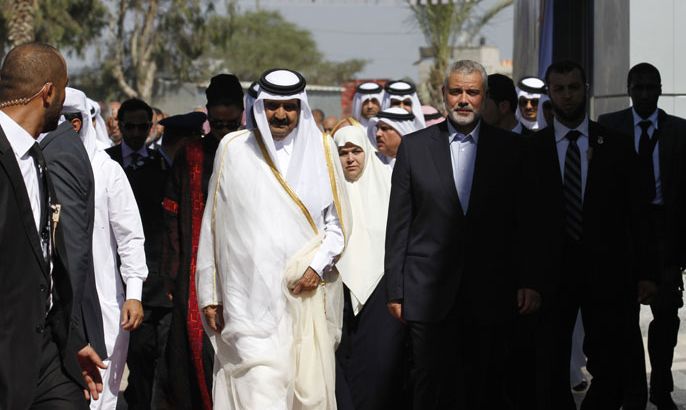 RAFAH, GAZA STRIP, - : Qatari Emir Sheikh Hamad bin Khalifa al-Thani (C-L) and Gaza's Hamas prime minister Ismail Haniya (C-R) attend a welcome ceremony at the Rafah border crossing with Egypt on October 23, 2012 in the Gaza Strip. Qatari Emir Sheikh Hamad bin Khalifa al-Thani crossed into the Gaza Strip in the first visit by a head of state since the Islamist Hamas movement took over in 2007. AFP PHOTO/POOL/MOHAMMED ABED