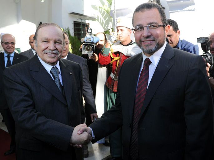 ALGERIA : Algerian President Abdelaziz Bouteflika (L) welcomes Egyptian Prime Minister Hisham Qandil in Algiers on October 23, 2012. AFP PHOTO / FAROUK BATICHE
