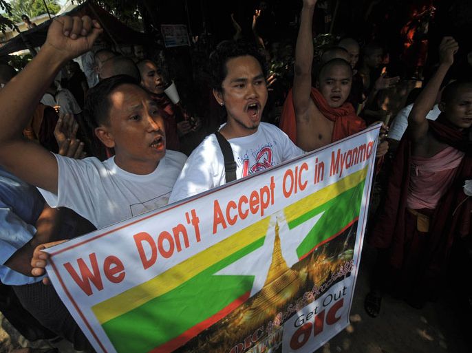 CHA3066 - Yangon, -, MYANMAR : Myanmar protesters holds a banner during a demonstration in front of the Bangladesh embassy denouncing Muslim mob attacks on Buddhist temples in neighbouring Bangladesh, in Yangon on October 5, 2012. The violence in Bangladesh began on September 29 in the southeast o