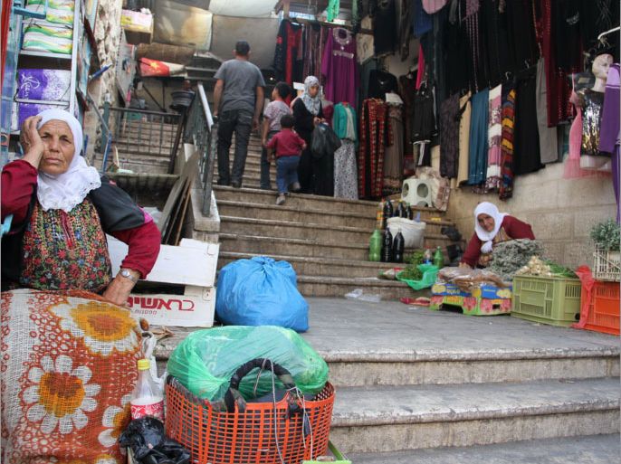 سيدتان فلسطينيتان يبيعان بعض المنتجات المنزلية في البلدة القديمة بمدينة بيت لحم