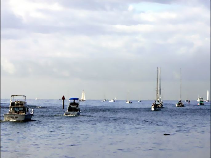 r : Boats leave Ala Wai harbour during a tsunami warning for the Hawaiian Islands in Honolulu, Hawaii, February 27, 2010. Hawaii sounded warning sirens and began evacuating