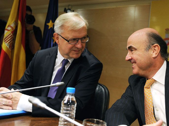 369 - Madrid, -, SPAIN : Spain's Minister of Economy and Competitiveness Luis de Guindos (R) talks with EU Economic and Monetary Affairs Commissioner Olli Rehn (L) during a press conference in Madrid on October 1, 2012. The European Union is "ready to act" if Spain seeks a sovereign bailout, the bloc's economics chief Olli Rehn said after Madrid talks with the government. AFP PHOTO / DOMINIQUE FAGET