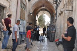 صحفيون ومصورون على بوابات الأقصى منعتهم شرطة الاحتلال دخوله لتغطية المواجهات والاقتحامات