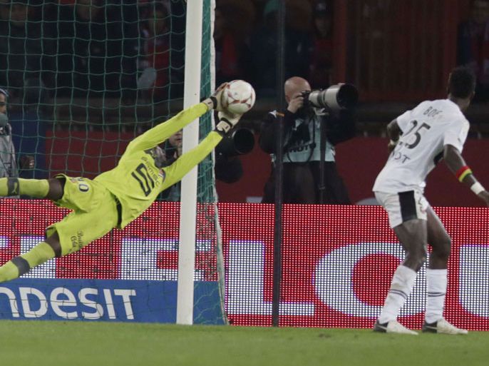 Rennes' Senegaleese goalkeeper Cheik Ndiaye (L) stretches to catch the ball during the French L1 football match Paris Saint-Germain (PSG) vs Rennes (SRFC) on November 17, 2012 at the Parc des Princes stadium, in Paris. Rennes won 2-1. AFP PHOTO KENZO TRIBOUILLARD