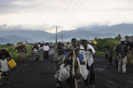 Congolese people carrying their children and belongings flee from Sake on a road linking Goma and Bukavu on November 23, 2012 to escape a rebel advance in eastern DR Congo, as regional leaders prepared a summit on the crisis which the UN said had blocked access to camps sheltering tens of thousands of displaced people