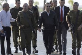 DBU01 - Israel-Gaza Border, -, ISRAEL : Israeli Minister of Defense Ehud Barak (C) is flanked by Israeli army officers during his visit to an army base close to the Isreali-Gaza Strip border on November 13, 2012. Israel launched three air strikes on the Gaza Strip and militants fired a rocket into southern Israel, hours after Gaza groups said they were ready for a ceasefire with the Jewish state. AFP PHOTO/DAVID BUIMOVITCH