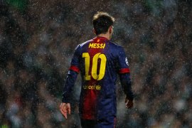 Barcelona's Lionel Messi walks in the rain during their Champions League soccer match against Celtic at Celtic Park stadium in Glasgow, Scotland November 7, 2012. REUTERS/David Moir (BRITAIN - Tags: SPORT SOCCER)