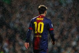 Barcelona's Lionel Messi walks in the rain during their Champions League soccer match against Celtic at Celtic Park stadium in Glasgow, Scotland November 7, 2012. REUTERS/David Moir (BRITAIN - Tags: SPORT SOCCER)
