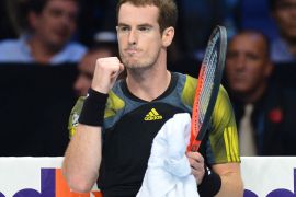 : Britain's Andy Murray pumps his fist as he sits between games against France's Jo-Wilfried Tsonga during their group A singles match in the round robin stage on the fifth day of the ATP World Tour Finals tennis tournament in London on November 9, 2012. AFP PHOTO / BEN STANSALL