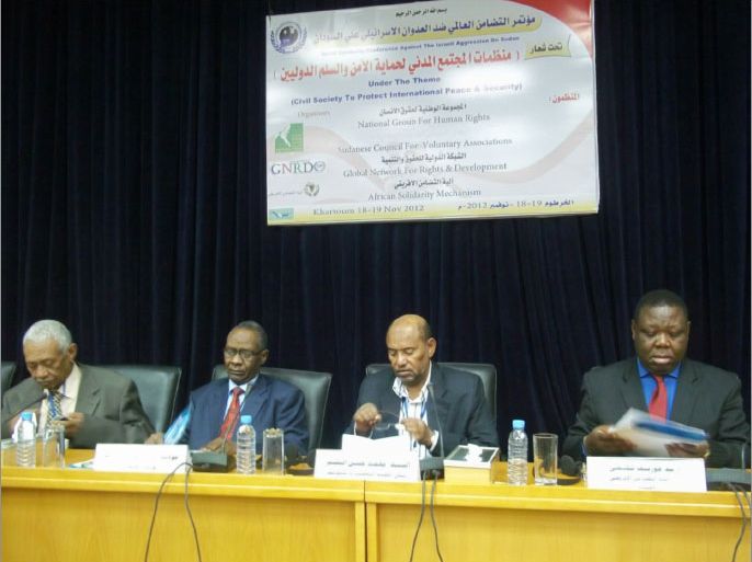 منصة المؤتمر ويظهر وزير العدل السوداني الثاني يسارا.jpg