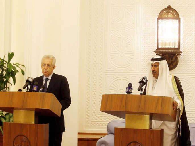 epa03478070 Italian Prime Minister Mario Monti (L) and Qatari Prime Minister Sheikh Hamad bin Jassim al-Thani (R), during a joint press conference at the Amiri Diwan in Doha, Qatar, 19 November 2012. EPA/STRINGER