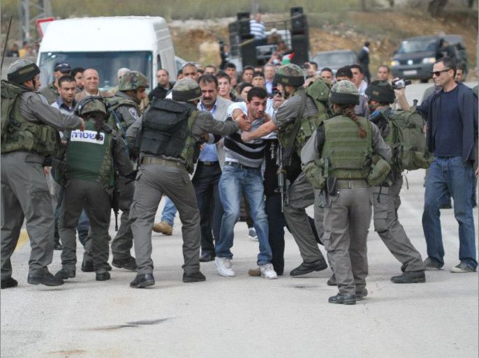 قوات اسرائيلية تمنع تقدم فلسطينيون قرروا قطع طرق المستوطنين بقرية سنجل شمال رام الله.jpg