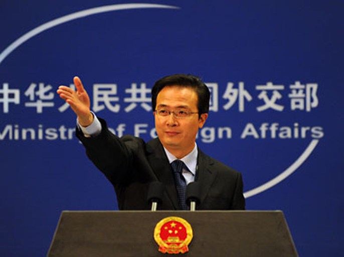 china's ministry of foreign affairs spokesman hong lei gestures for questions at a press briefing in beijing on november 30, 2010 (الفرنسية)