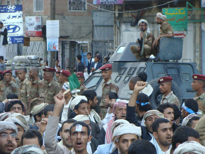‪جماعة الحوثي أعلنت رفضها هيكلة الجيش‬ (الجزيرة-أرشيف)