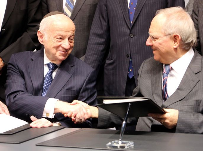 epa03472095 German Finance Minister Wolfgang Schaeuble and Chairman of the Jewish Claims Conference Julius Berman (L) signs the new article 2 agreement for compensation to the victims of the Nazis during a ceremony for the 60th anniversary of the Reparations Agreement between Israel and West Germany at the Jewish Museum in Berlin, Germany, 15 November 2012. The new agreement simplifies the previous regulations and allows reparations to victims, mainly in eastern Europe, who have not received compensation. EPA/WOLFGANG