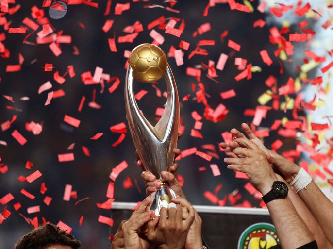 epa03001488 Esperance Tunis players celebrate with the trophy after beating Wydad Casablanca in the CAF Champions League soccer final at the Rades Olympic stadium in Tunis, Tunisia, 12 November 2011. Esperance won 1-0. EPA/STRINGER