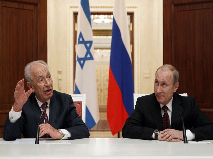 Russia's President Vladimir Putin (R) and his Israeli counterpart Shimon Peres attend a news conference at the Kremlin in Moscow on November 8, 2012. Israeli President Shimon Peres on Thursday opened one of the world's biggest Jewish museums housed in a converted Moscow bus garage which tells the story of Russian Jews from Tsarist times through the horror of the Holocaust. AFP PHOTO