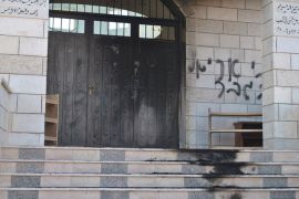 مدخل مسجد أحرقه المستوطنون في منطقة سلفيت قبل فترة