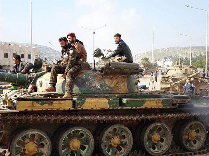 عناصر الجيش الحر يعتلون دبابة من دبابات الجيش النظاني بعد السيطرة عليها- حسين جلعاد