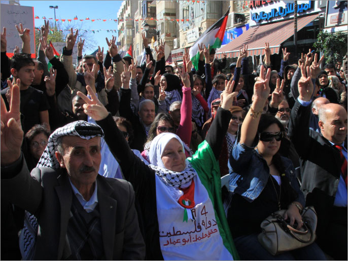 ‪الاحتفالات عمت المناطق الفلسطينية ابتهاجا  بالقرار الأممي‬ (الجزيرة نت)