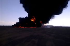 an images taken with a mobile phone shows black smoke billowing after suspected al-qaeda militants sabotaged an oil pipeline in the town of al-shubaykah 12 kilometres (7.5 miles) east of the provincial capital, ataq, in the southern yemen province of shabwa on november 02, 2010 (الفرنسية)