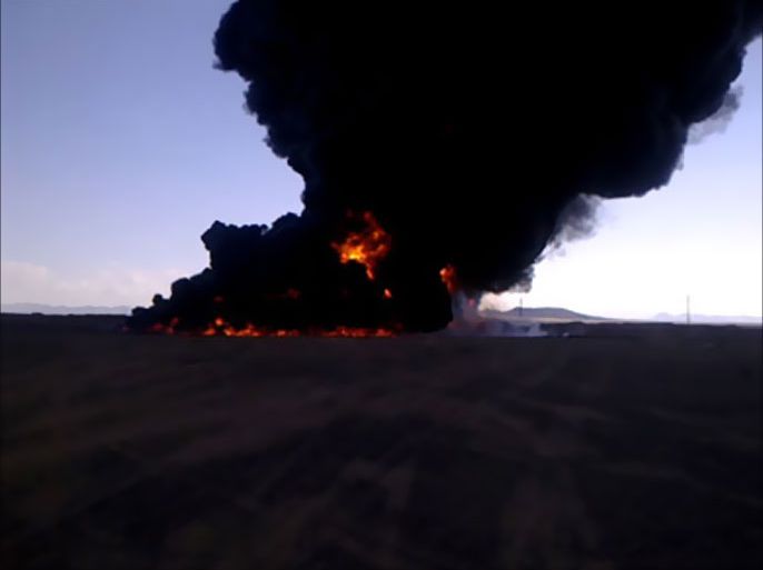 an images taken with a mobile phone shows black smoke billowing after suspected al-qaeda militants sabotaged an oil pipeline in the town of al-shubaykah 12 kilometres (7.5 miles) east of the provincial capital, ataq, in the southern yemen province of shabwa on november 02, 2010 (الفرنسية)