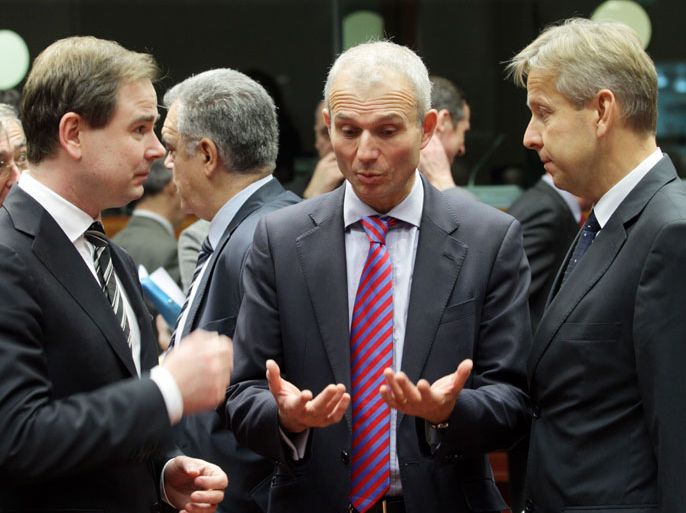 epa03478880 (L-R) Danish European Affairs Minister Nicolaï Wammen, British Minister for Europe David Lidington and Austrian state secretary for foreign affairs, Reinhold Lopatka chat at the start of a EU general affairs council meeting in Brussels, Belgium, 20 November 2012. Europe Ministers are scheduled to debate on the multi-annual Financial Framework. EPA/OLIVIER HOSLET