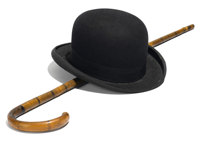 القبعة الشهيرة والعصا اللتان تميزان شارلي شابلن في جل أفلامه(أسوشيتد برس)