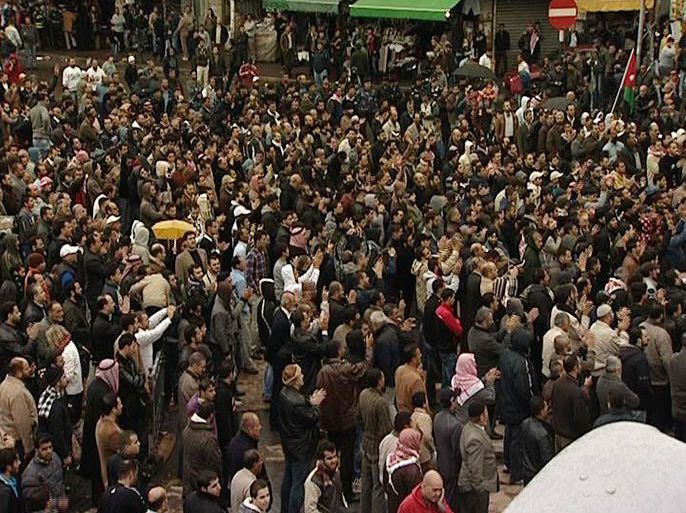 الالاف احتشدوا في ساحة المسجد الحسيني وسط عمان في احتجتجات لليوم العاشر على التوالي على قرار رفع الاسعار 2.jpg