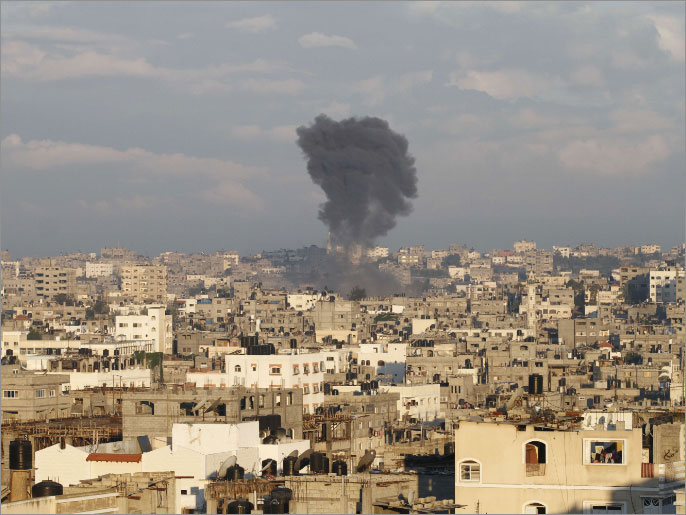 الدخان يتصاعد من إحدى بنايات غزة إثر غارة جوية إسرائيلية في نوفمبر الماضي (الفرنسية)