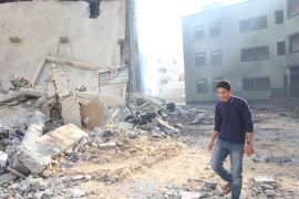 الدخان ينبث من جزءمن مقر وزارة الداخلية الشق المدني بعد تعرضه للتدمير خلال العدوان