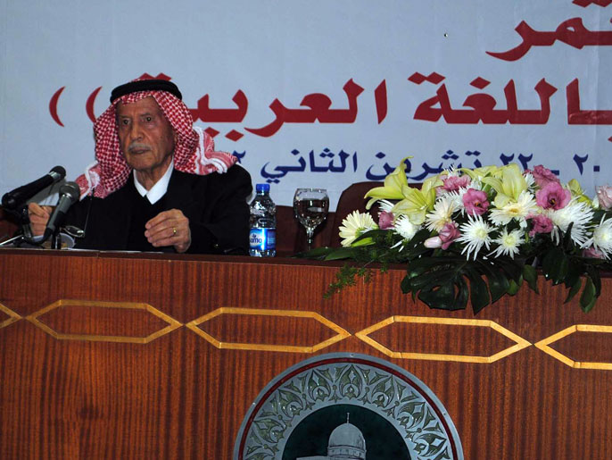 ‪عبد الكريم خليفة يتحدث في الجلسة الافتتاحية للمؤتمر‬ (الجزيرة)