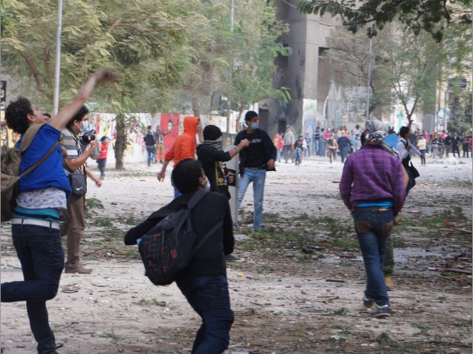 صبية صغار يشاركون في قذف الأمن بالحجارة في محمد محمود.jpg