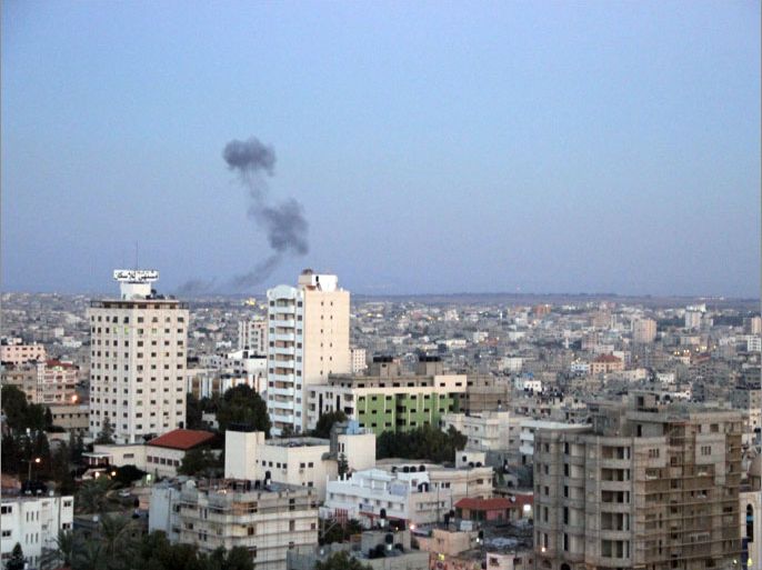 دخان يتصعد اثر قصف طائرات الاحتلال لهدف في مدينة غزة
