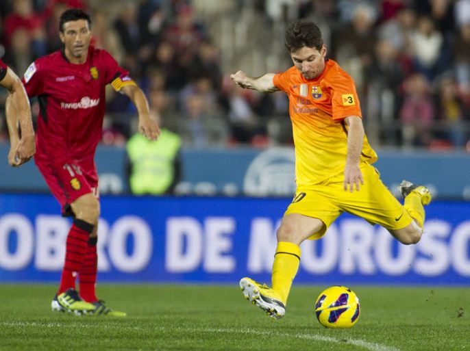 Barcelona's Argentinian forward Lionel Messi (R) scores during the Spanish league football match Mallorca vs FC Barcelona at the Iberostar stadium in Palma de Mallorca on November 11, 2012. AFP PHOTO / JAIME REINA